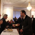 Monsieur Alexandre Mavrides président de Bucéphales  reçoit sa part de vassilopita
